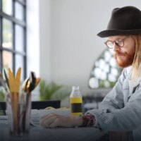 Mise à jour du guide anti-spam, contrôles des restaurants et revenus du mode IA – SEO Pulse